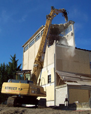 Démolition d'un bâtiment et d'un ancien moulin à St Jean d'Ardières (69)